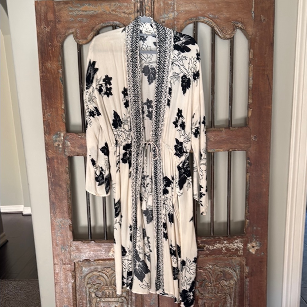 Billabong Black and White Floral Kimono